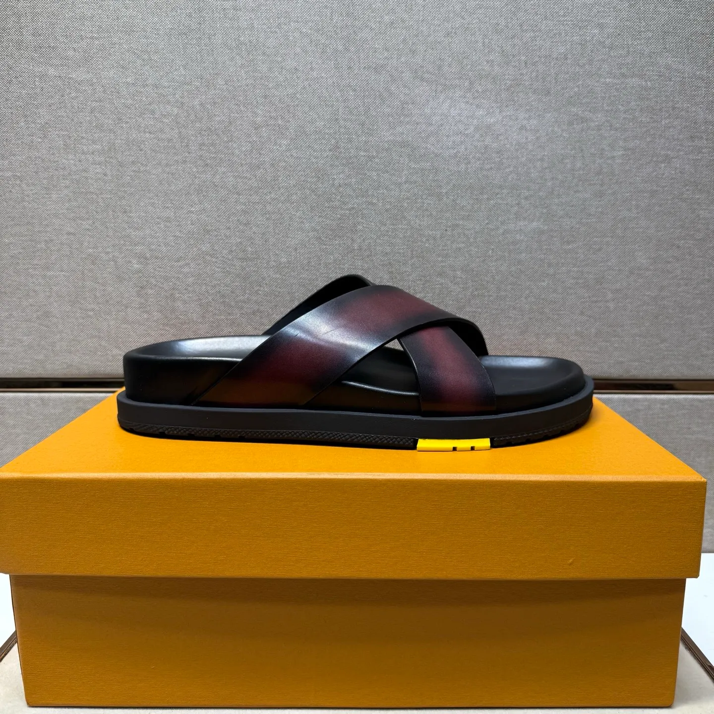 Men's men's shoes 💰pp420 [LV～] Men's casual slippers 2025z cabinet sales simultaneously 🔶Size: 38-44#️⃣ 🔷4 colors🔜The upper is made of cowhide stitching ➕Cowhide lining, comfortable and breathable, sole: original comfortable, wear-resistant and non-slip outsole, ⚠️Real 📱Photography🎬The real thing is better📢📢📢